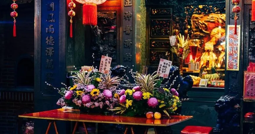 韓國旅遊團參觀月老廟　驚見「滿桌韓團小卡」全網笑翻