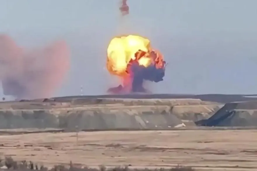 影/俄「薩爾馬特」洲際核導彈再度試射失敗　半空爆炸冒紫色毒雲