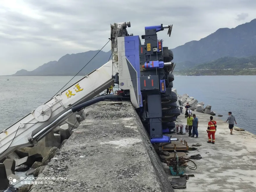 影/直擊！台東成功漁港「吊車倒插堤防」燃燒　1死1重傷