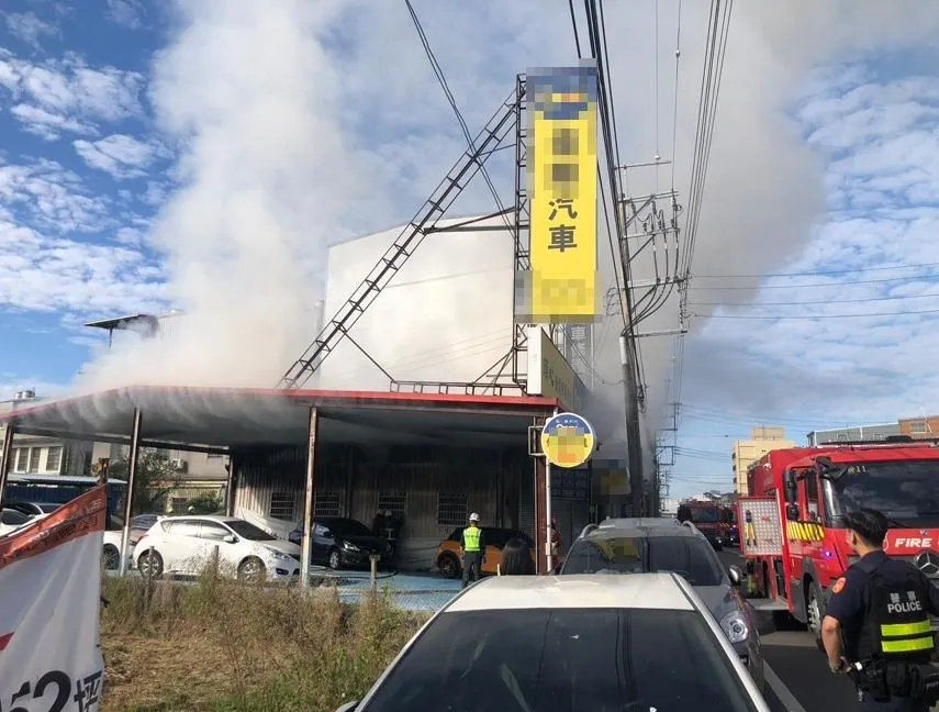 影/苗栗中古車行火警狂冒煙　街頭「瞬間變黑幕」