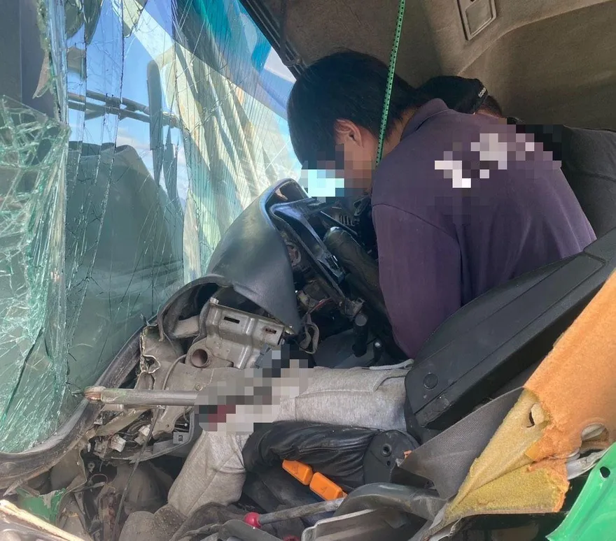 影/馬太鞍溪疏浚砂石車互撞1人骨折　駕駛怒轟單位踢皮球