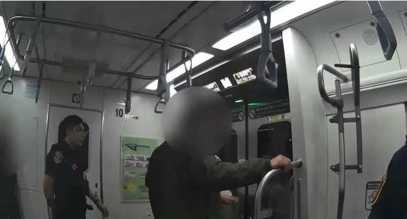 影/「6條通」通緝犯突暴走咆哮 　北車區間車內乘客嚇壞