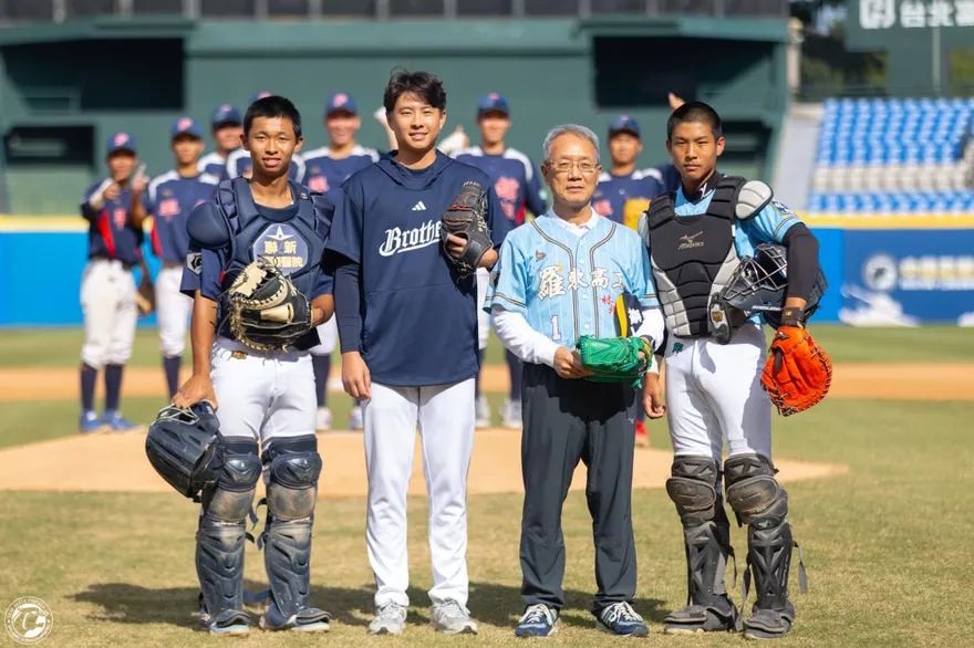 黑豹旗/替冠軍戰開球！　伍立辰笑稱「圓了兩個夢」