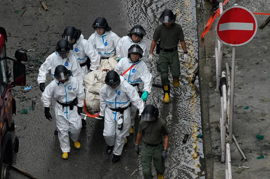 死亡恐持續攀升！港宏福苑大火現場　再度「抬出屍袋」