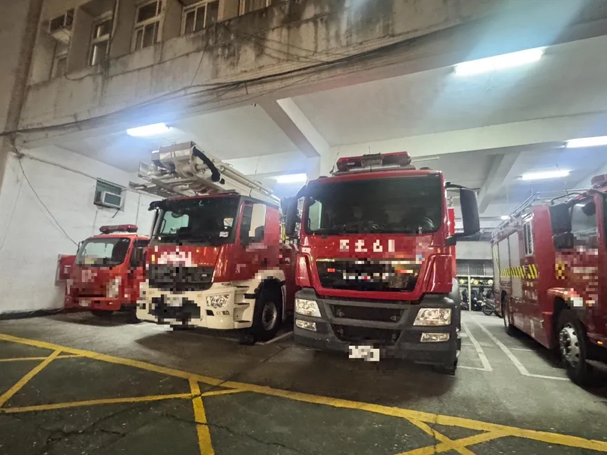 高雄岡山公寓爆炸火警　屋主抱狗逃命、阿公嗆傷