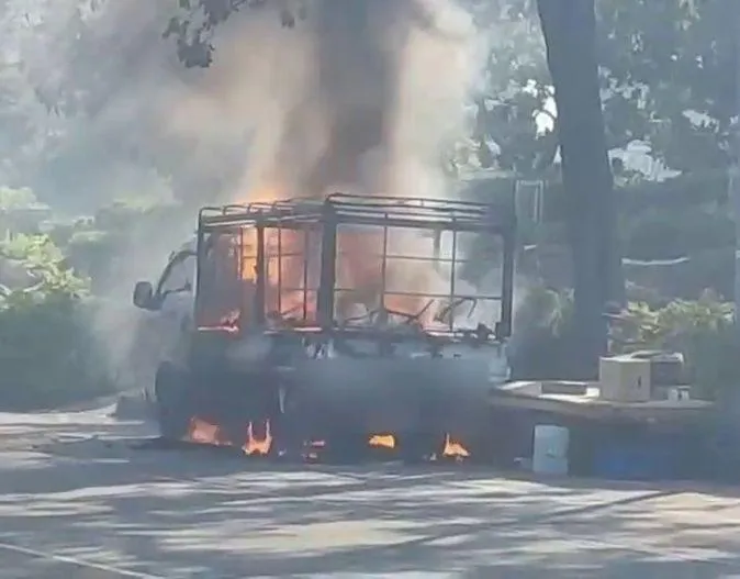 影/高雄小港大火！小貨車路邊自燃全毀竄濃煙　燒剩焦黑骨架