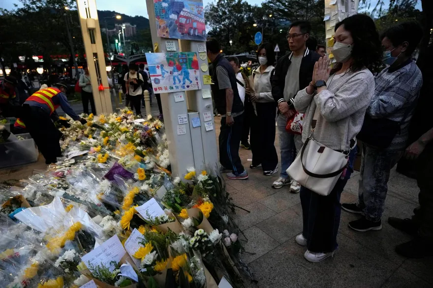 港宏福苑大火罹難人數攀升至151人、13人涉「誤殺罪」遭拘捕