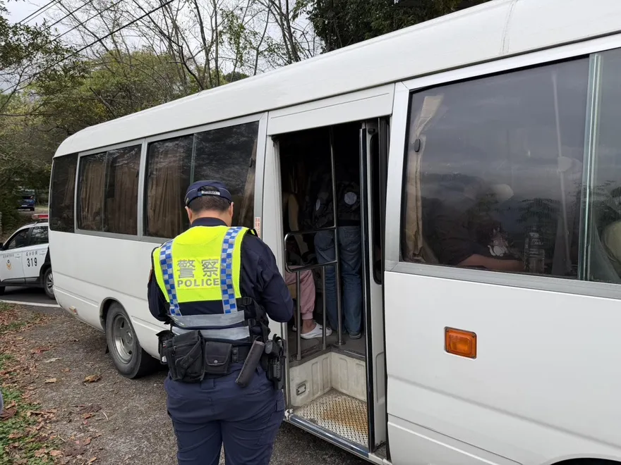 影/天送業績！苗栗警攔查違規中巴　逮獲22黑工準備採生薑