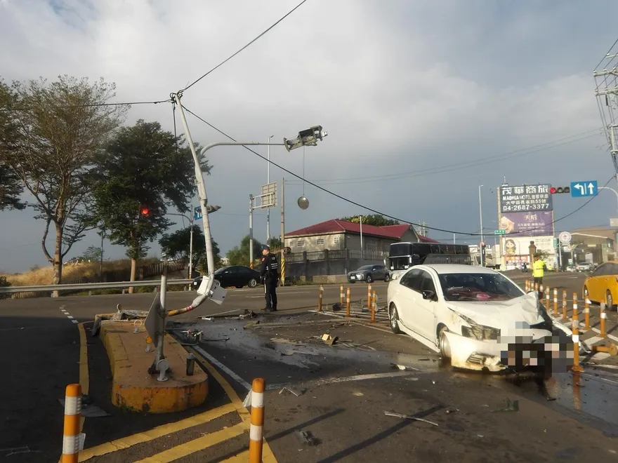 影/台中外埔驚悚車禍！轎車自撞號誌桿　大貨車也遭殃