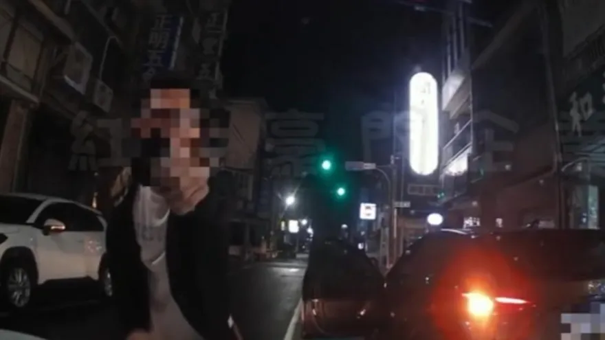 不滿被按喇叭！竹東男違停遭提醒　竟持槍叫囂嚇壞駕駛