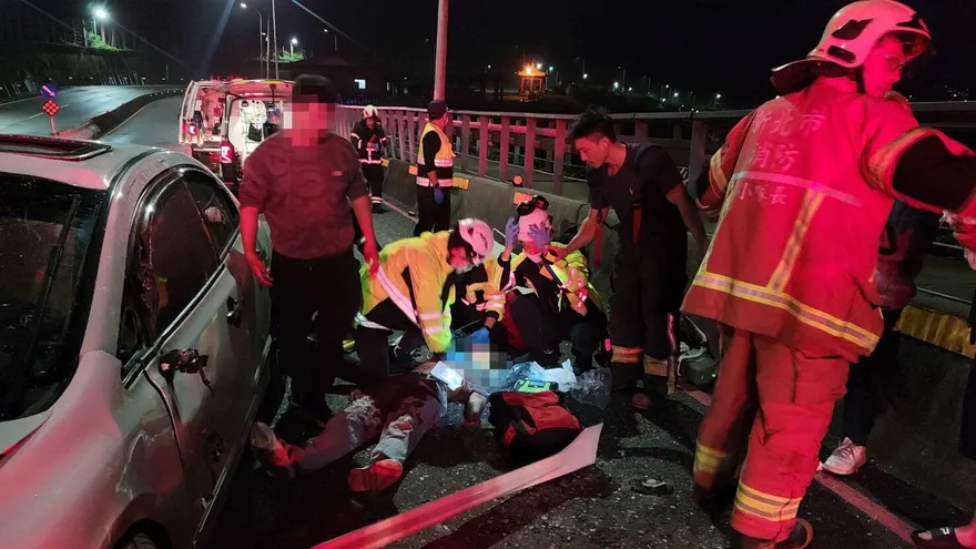 萬里濱海公路夜遊甩尾自撞！22歲男傷重慘死　19歲女腿傷