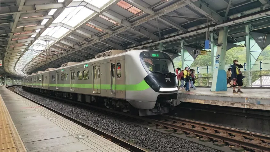 台鐵「汐科站」被砲轟白痴車站！　他氣炸：走一步都怕摔死