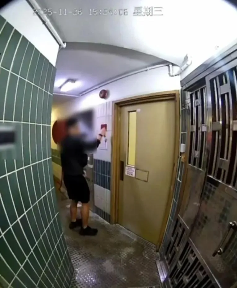 影/怎麼按都不響！網傳宏福苑男住戶「狂敲火警鈴」監視畫面曝
