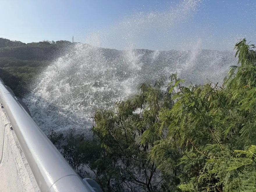 影/苗栗銅鑼水管破裂如噴泉！　台水公司全力搶修影響4戶