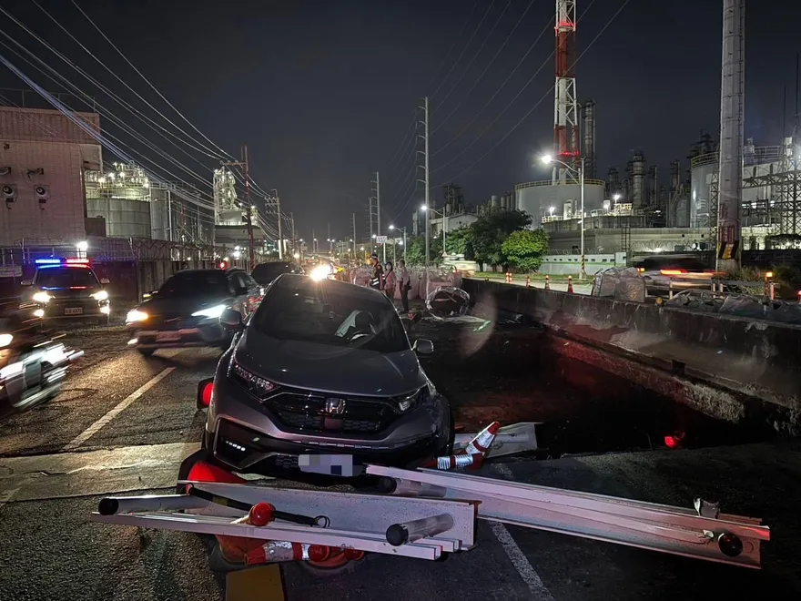 影/林園台17伸縮縫施工　車撞護欄陷坑駕駛受傷