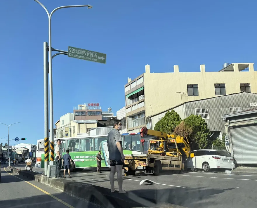 影/台中霧峰公車爆胎衝分隔島再逆撞拖吊車　3傷