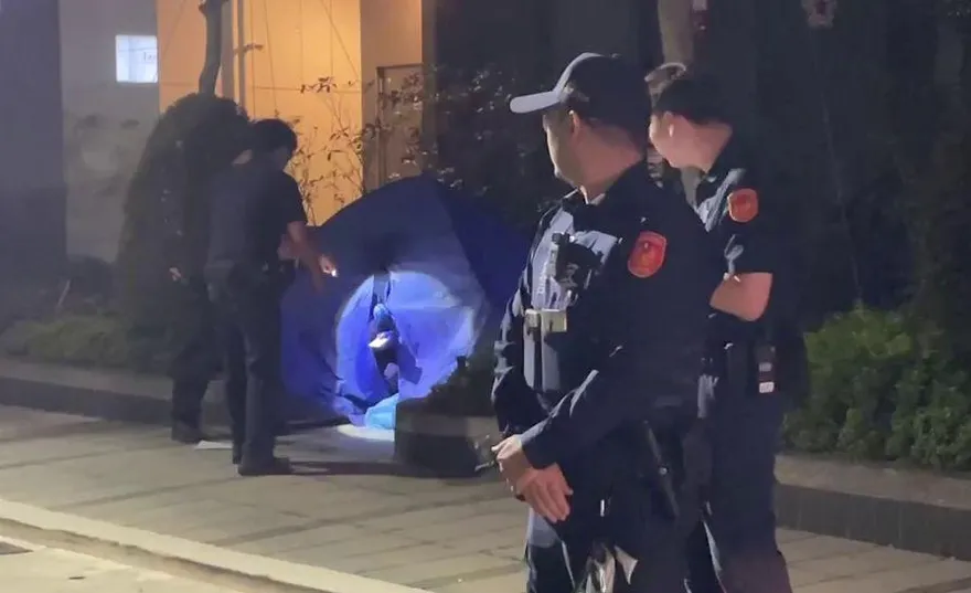 影/救不回！高雄女「午夜墜樓慘死」藍帳篷遮慘狀