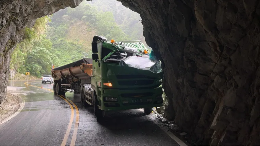 中橫出事！大車高速撞擊隧道口「嚴重凹陷變形」傷亡不明