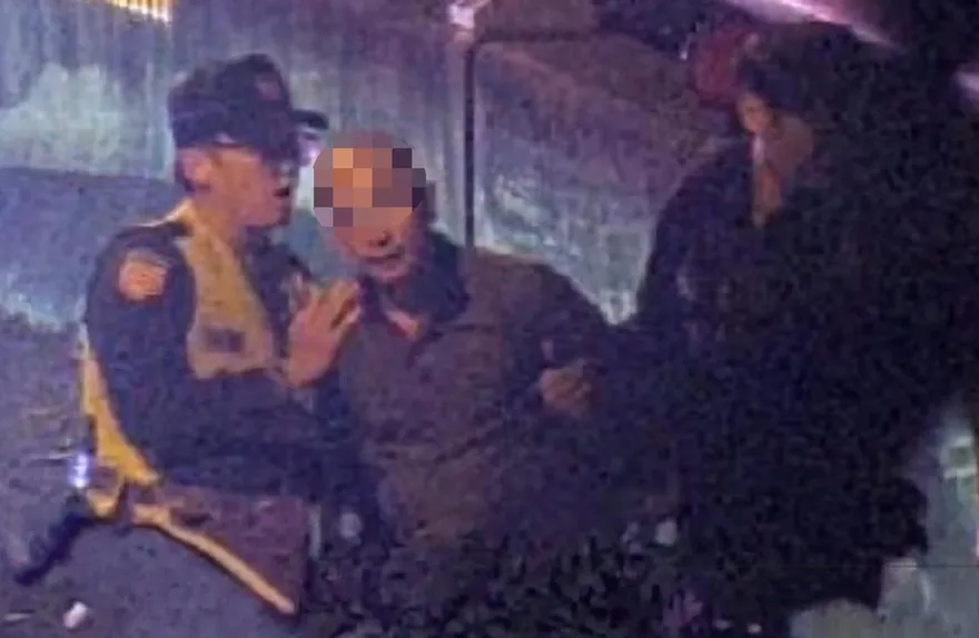 影/國道恐怖攻擊！狂男持大鐵鎚「狂奔追打」還襲警