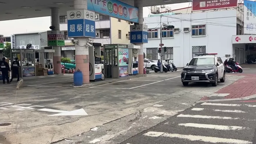 影/差點變焦屍！台南加油站管線破「當場噴油洗車」