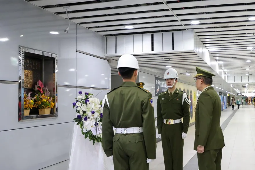 台北車站獨特憲兵紀念碑　楊榮華上兵捨身救童