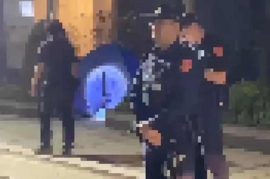 影/救不回！高雄女午夜墜樓亡　藍帳篷掩慘狀