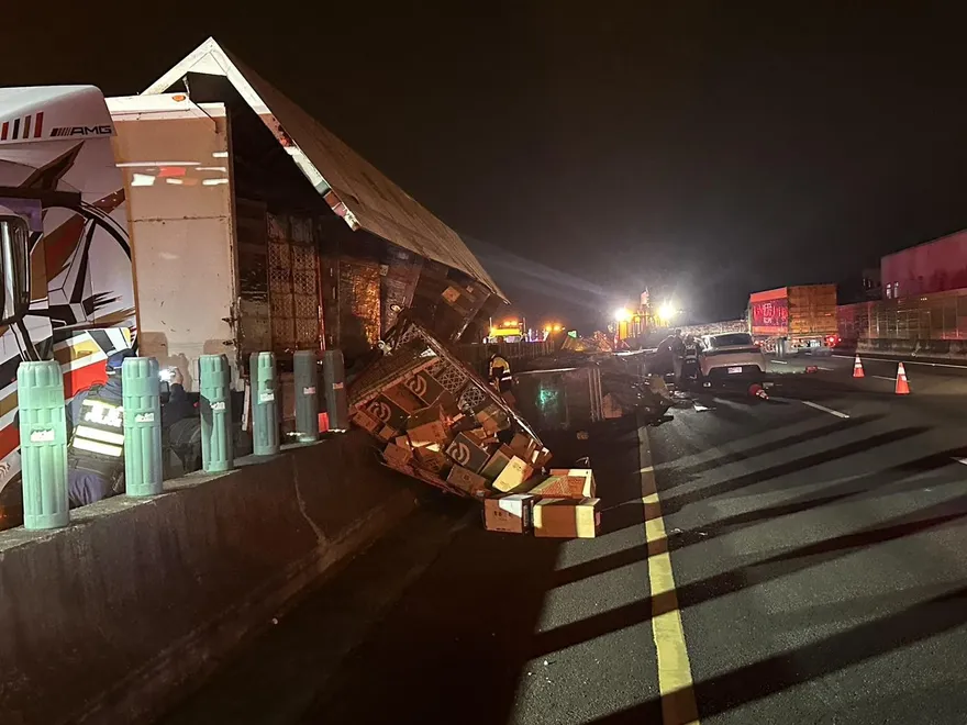 國一豐原段4車連環追撞！1駕駛滿臉血困車內　共1死8傷