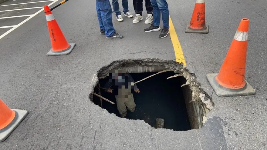 影/新莊復興路一段驚見「2公尺深天坑」　路基全掏空
