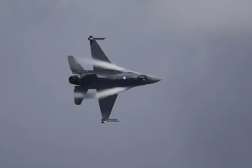 影/美軍F-16C戰機執行訓練任務驚傳墜毀　飛行員成功彈射逃生