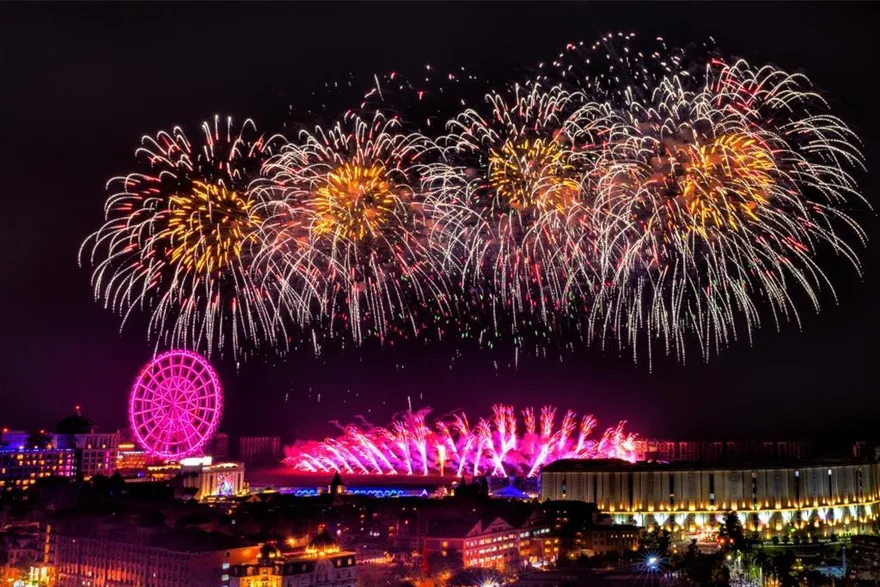 影/義大世界跨年煙火秀　草坪上種出「超巨大煙火樹」