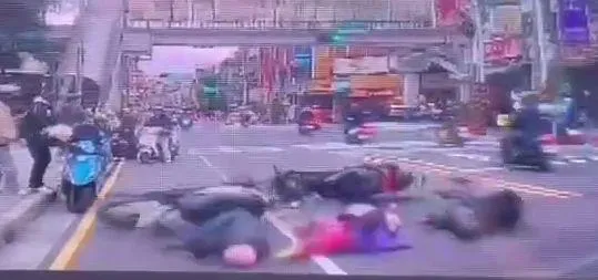 影/新北中和「校門口慘烈車禍」！家長、學童都被撞飛