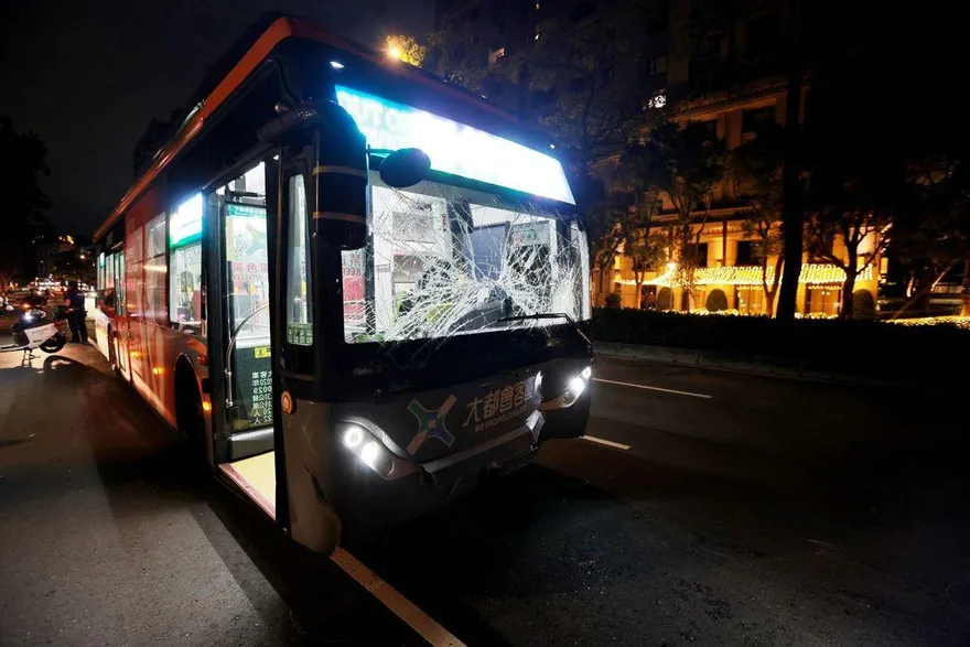 影/北市公車深夜連環撞釀5傷　女騎士右小腿斷裂恐截肢