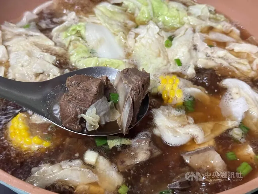 40歲男吃羊肉爐喝烈酒　慘了！整晚尿10多次