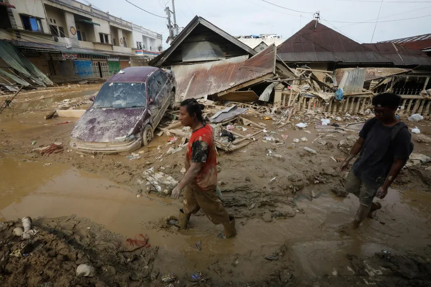 印尼蘇門答臘洪災山崩逾900死！災民冒險求助