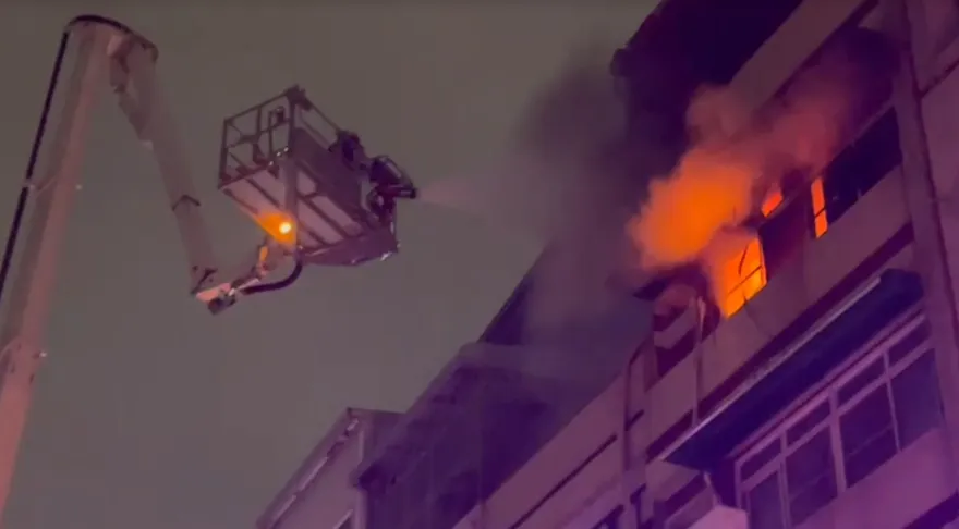 影/濃煙衝天！高雄苓雅透天厝火警　雲梯車緊急救援一人送醫