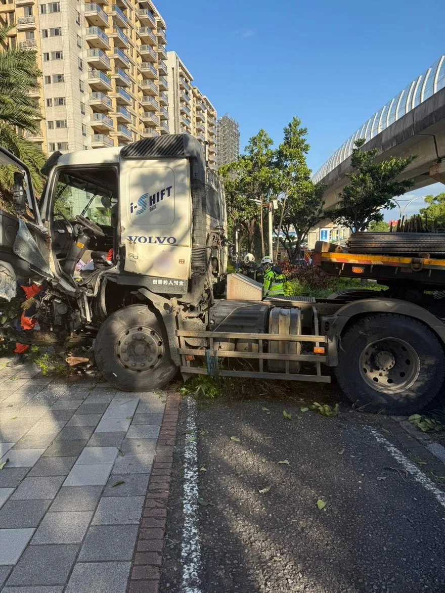 影/淡水淡金路拖板車失控狂剷路燈　駕駛送醫不治