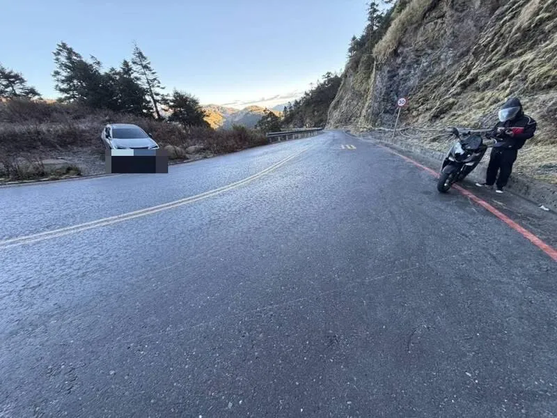 合歡山氣溫驟降！路面結霜多車輛打滑　汽機車衝武嶺警惕