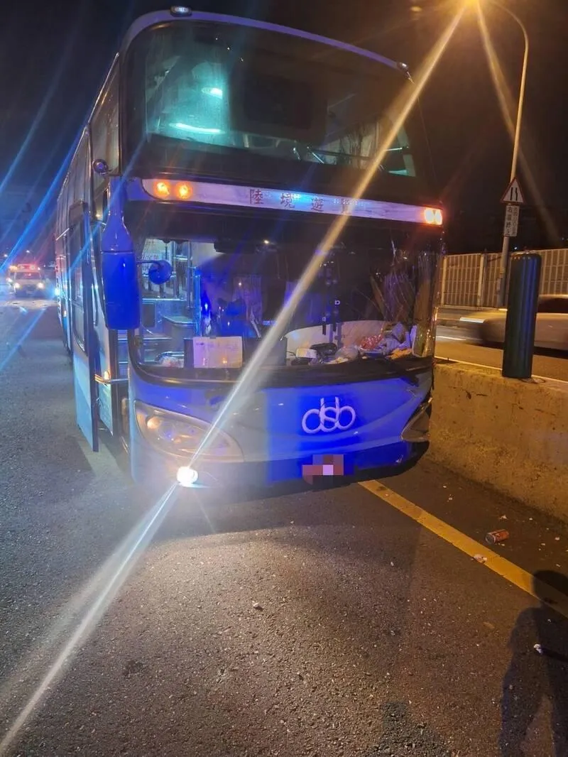 台64線中和段遊覽車高速自撞波及1車　駕駛疑恍神肇事受傷