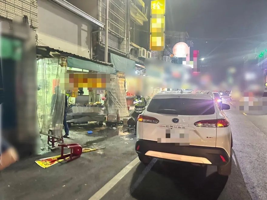 影/屏東內埔51歲男尋仇「開車撞進雞排店」　2人重傷