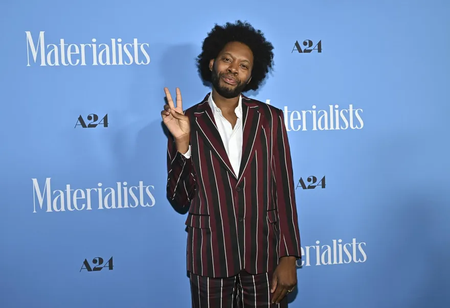 攜帶搖頭丸入境！《艾蜜莉在巴黎》男星沖繩遭逮捕