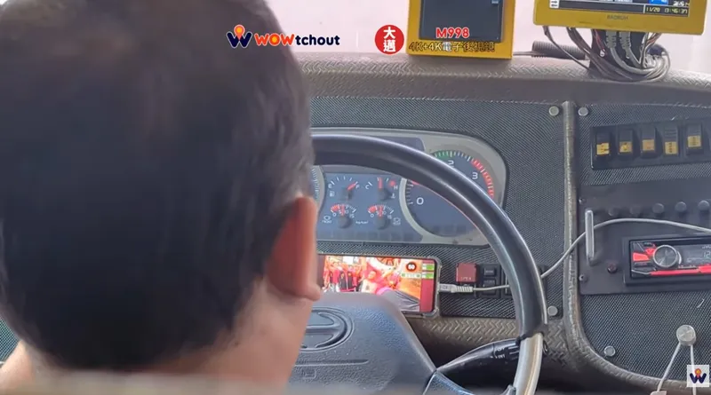 影/玩命！屏客司機儀表板當手機架看遶境　監理站：將懲處