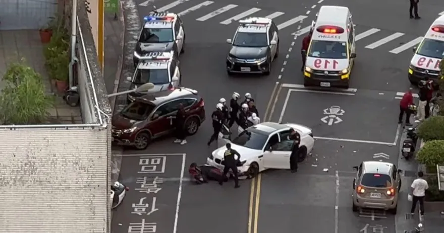 影/追逐視角曝！北市毒蟲拒檢逃撞2車釀2傷　警持槍他嚇到趴地