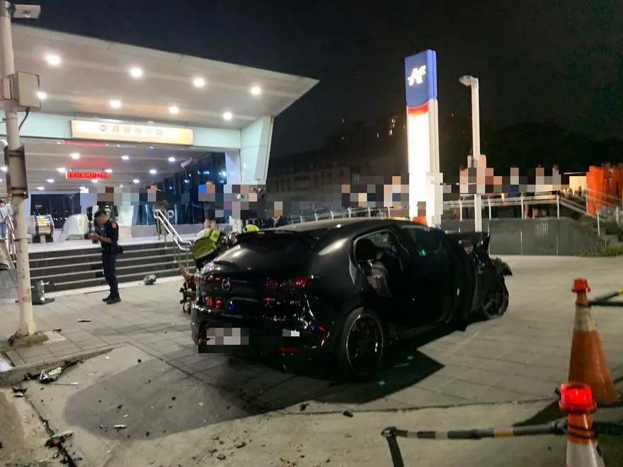 影/高雄直衝左轉車　雙車撞進「前鎮高中捷運站」碎裂直擊