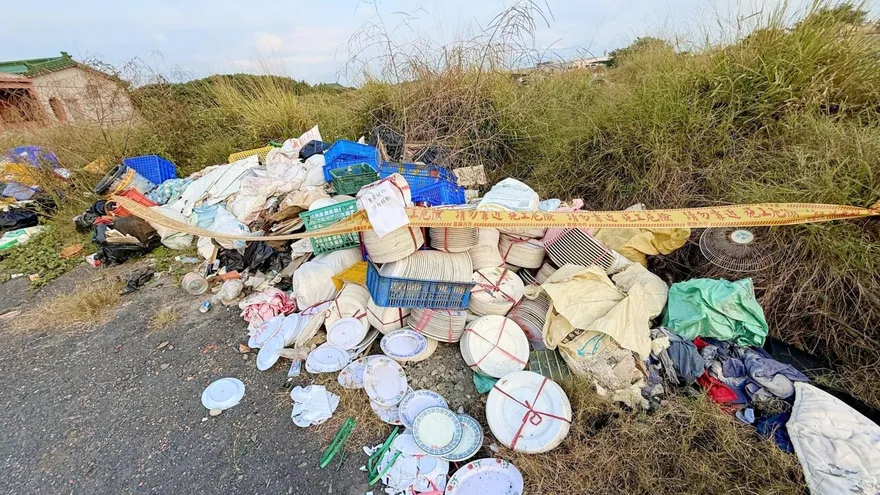佳冬公墓遭垃圾淹沒！警方環保局火速破案　最高恐罰1500萬