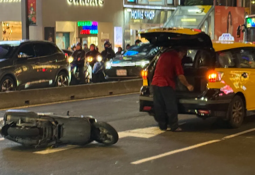 北市捷運中山站外汽機車碰撞車禍　巨大聲響嚇壞路人