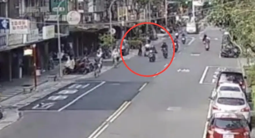 影/中和男持雙鋸當街砍債主　路人勸架也遭波及砍傷