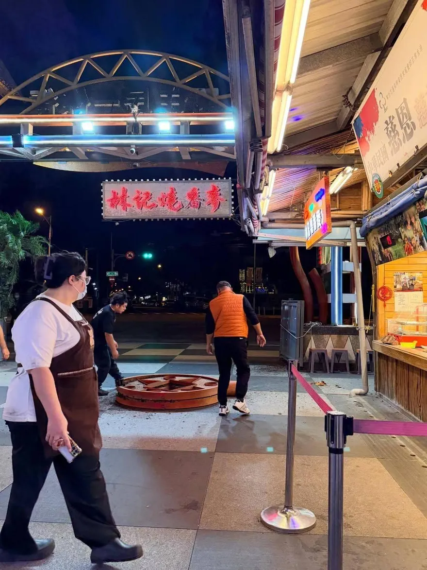 5.7地震太恐怖！東大門夜市「200kg招牌」被晃掉　路人差點沒命