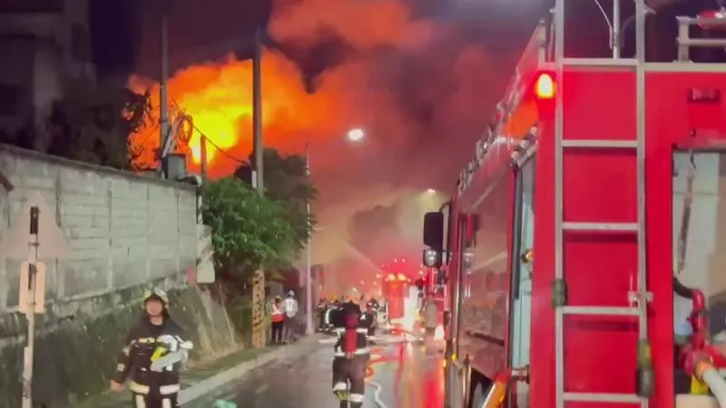 影/花蓮機場旁大理石工廠「整間狂燃」！火煙竄高駭人直擊