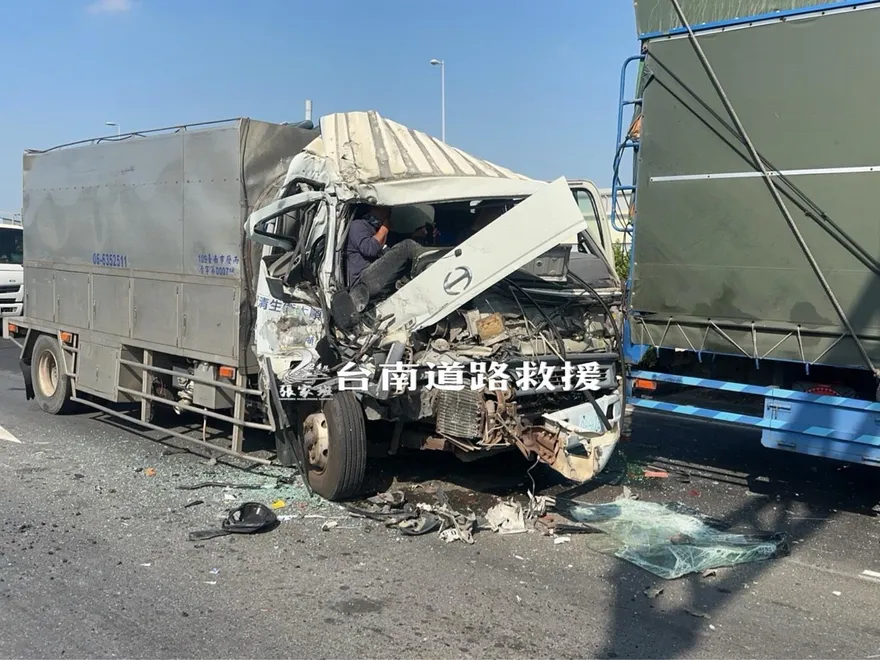 台南國8便道慘烈3車事故！2人夾車內1人雙腿變形