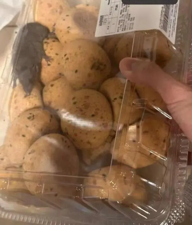 噁！陸知名美式賣場驚爆食安疑慮　麵包盒裡竟出現「活生生米奇」